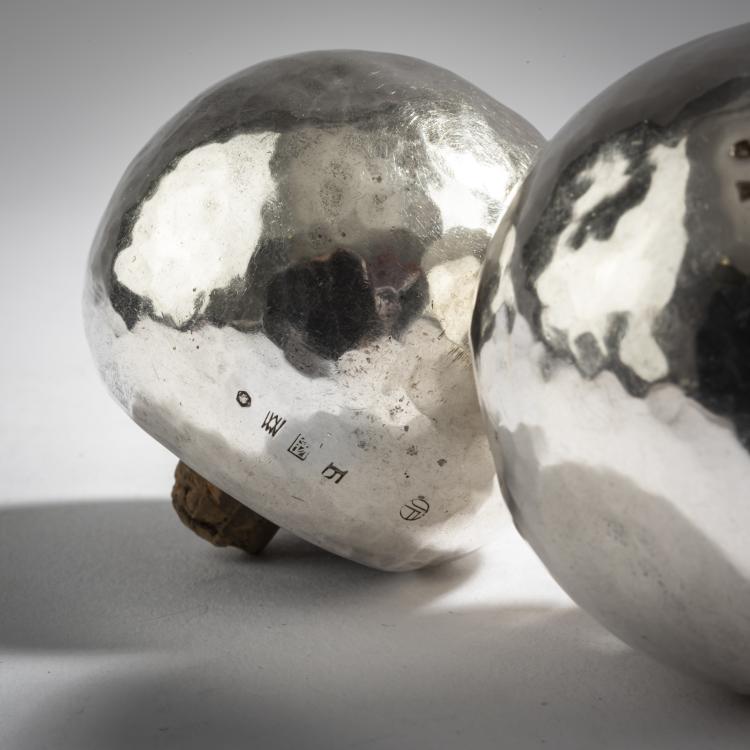 Bild 2 zu Objekt, 2 bottle crowns, c. 1910, Josef Hoffmann, Wiener Werkst&auml;tte, 160A 57