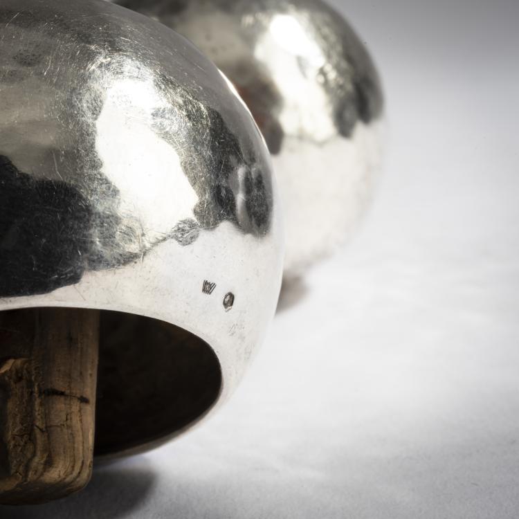 Bild 3 zu Objekt, 2 bottle crowns, c. 1910, Josef Hoffmann, Wiener Werkst&auml;tte, 160A 57