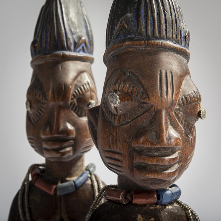 Bild 1 zu Objekt, Paar Zwillingsfiguren 'Ibedji' mit Kaurimuschel-Mantel, Yoruba, 160C 639