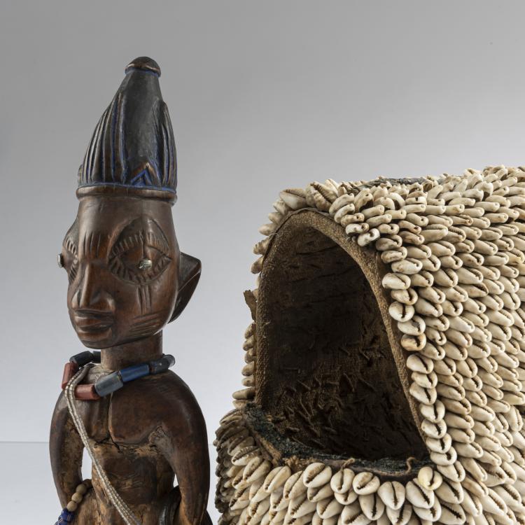 Bild 2 zu Objekt, Paar Zwillingsfiguren 'Ibedji' mit Kaurimuschel-Mantel, Yoruba, 160C 639