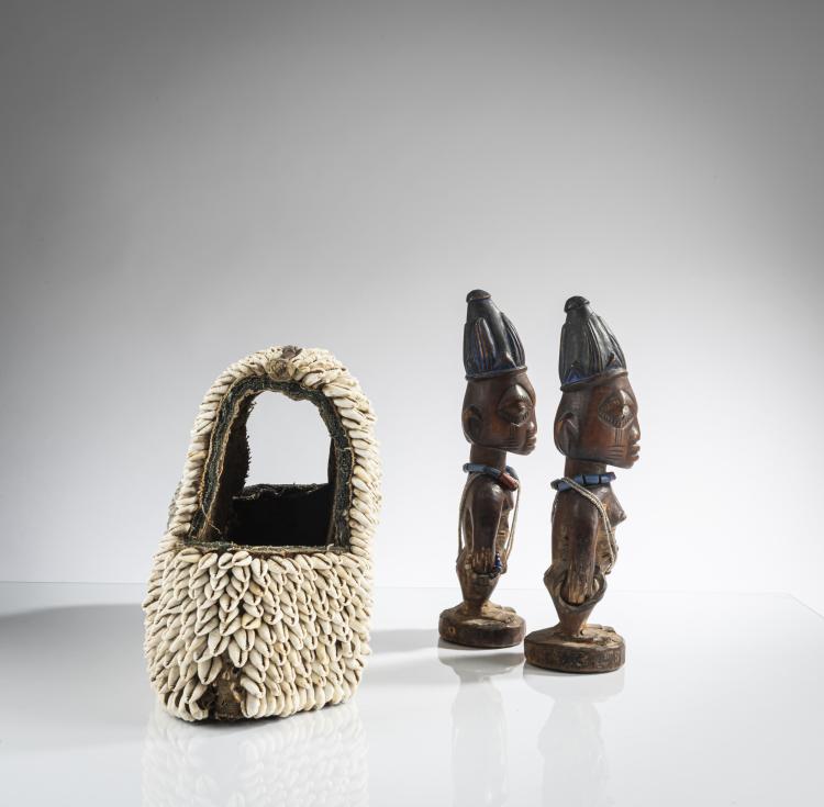 Bild 4 zu Objekt, Paar Zwillingsfiguren 'Ibedji' mit Kaurimuschel-Mantel, Yoruba, 160C 639