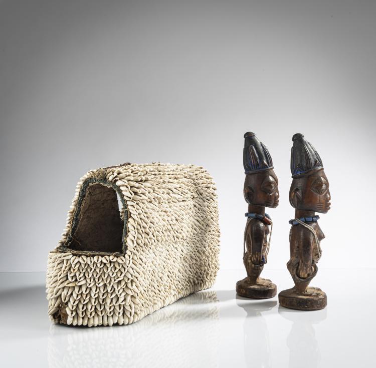 Bild 5 zu Objekt, Paar Zwillingsfiguren 'Ibedji' mit Kaurimuschel-Mantel, Yoruba, 160C 639