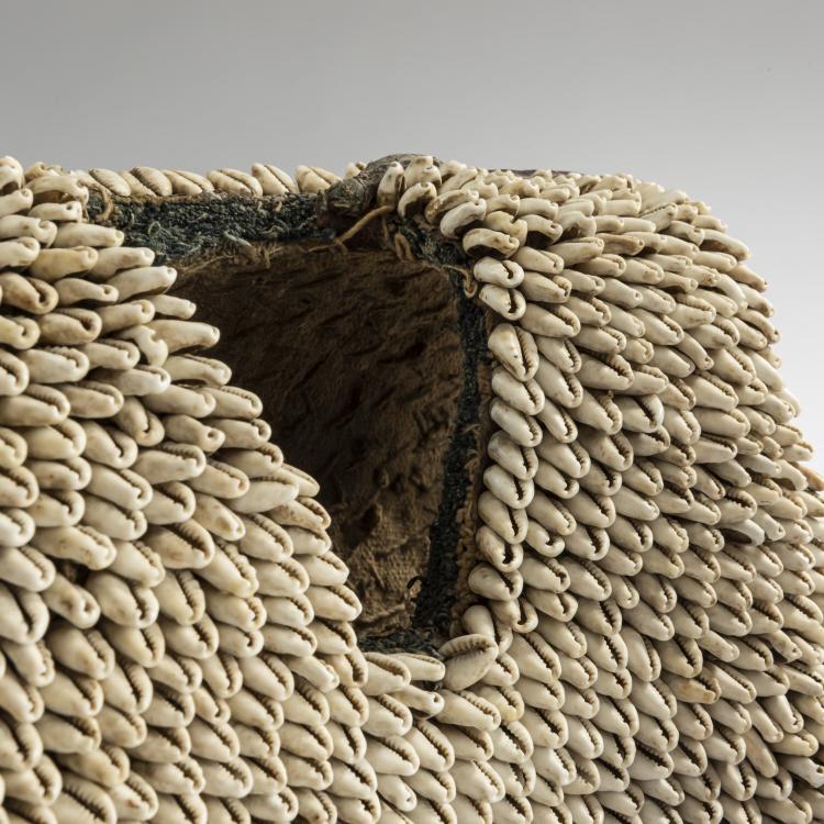 Bild 6 zu Objekt, Paar Zwillingsfiguren 'Ibedji' mit Kaurimuschel-Mantel, Yoruba, 160C 639