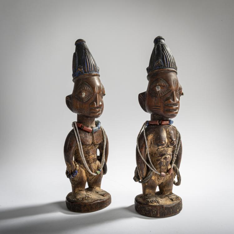 Bild 7 zu Objekt, Paar Zwillingsfiguren 'Ibedji' mit Kaurimuschel-Mantel, Yoruba, 160C 639