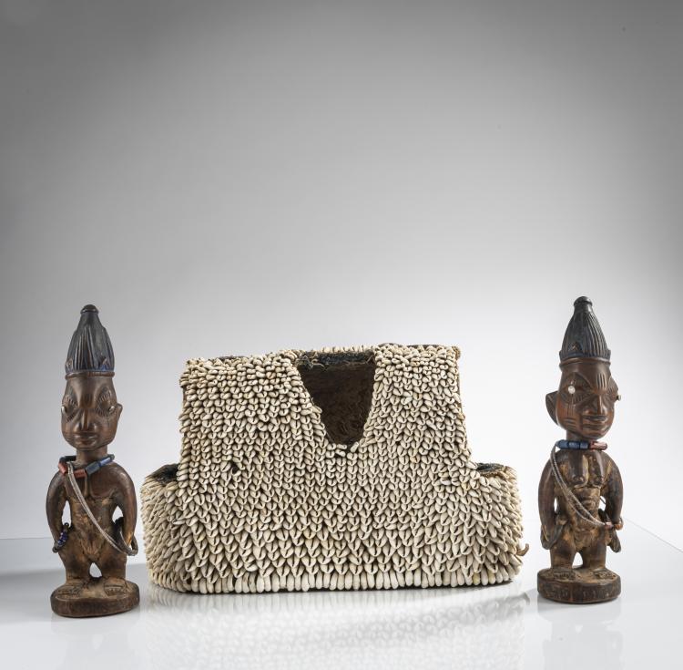 Bild 8 zu Objekt, Paar Zwillingsfiguren 'Ibedji' mit Kaurimuschel-Mantel, Yoruba, 160C 639