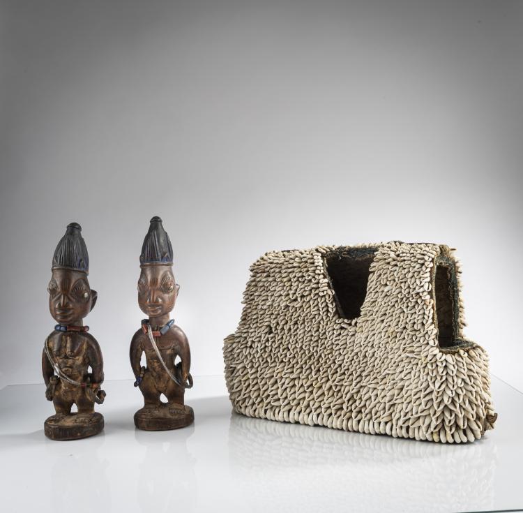 Bild 10 zu Objekt, Paar Zwillingsfiguren 'Ibedji' mit Kaurimuschel-Mantel, Yoruba, 160C 639
