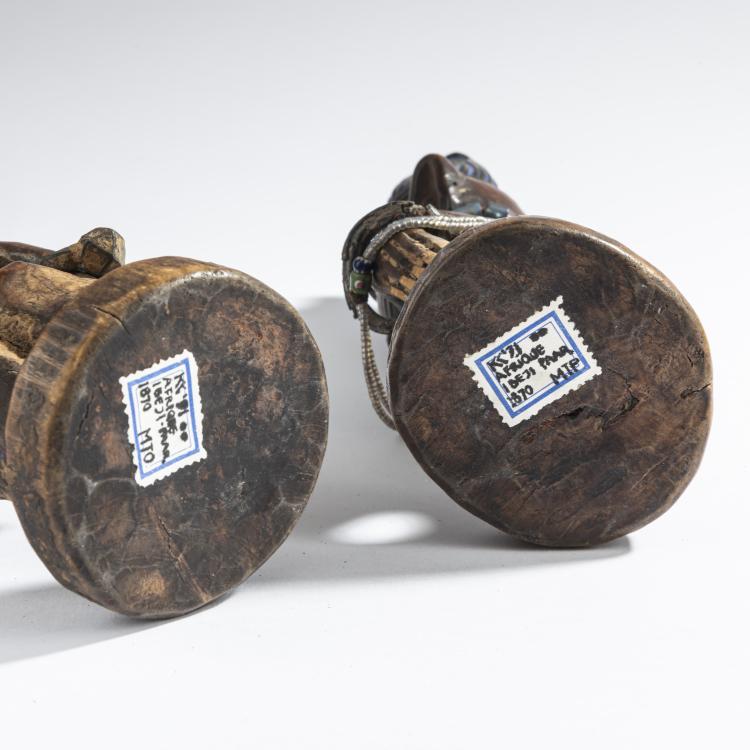 Bild 13 zu Objekt, Paar Zwillingsfiguren 'Ibedji' mit Kaurimuschel-Mantel, Yoruba, 160C 639