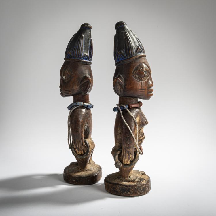 Bild 14 zu Objekt, Paar Zwillingsfiguren 'Ibedji' mit Kaurimuschel-Mantel, Yoruba, 160C 639