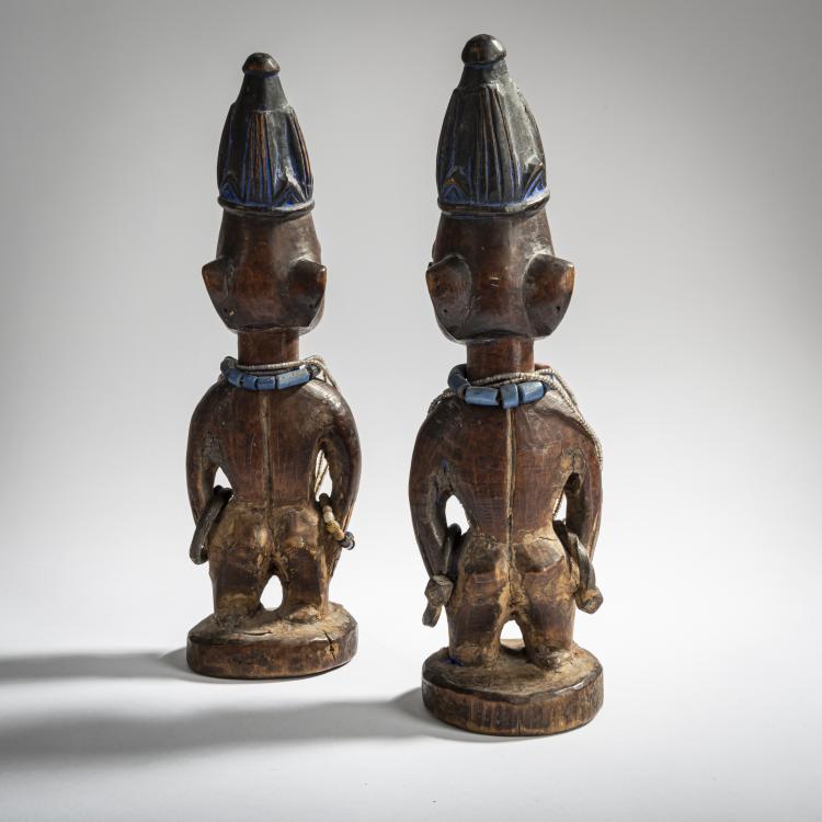 Bild 15 zu Objekt, Paar Zwillingsfiguren 'Ibedji' mit Kaurimuschel-Mantel, Yoruba, 160C 639