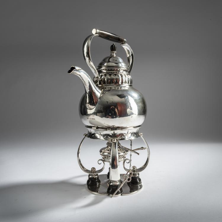 Bild 1 zu Objekt, Hei&szlig;wasserkanne auf St&ouml;vchen, um 1915, Georg Jensen, Jensen, Georg, Kopenhagen, 159C 470