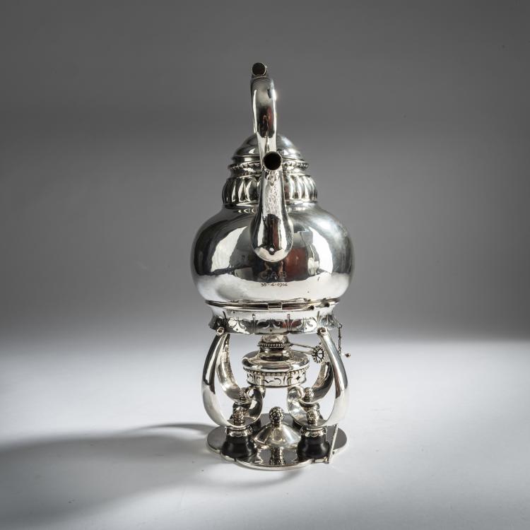 Bild 2 zu Objekt, Hei&szlig;wasserkanne auf St&ouml;vchen, um 1915, Georg Jensen, Jensen, Georg, Kopenhagen, 159C 470