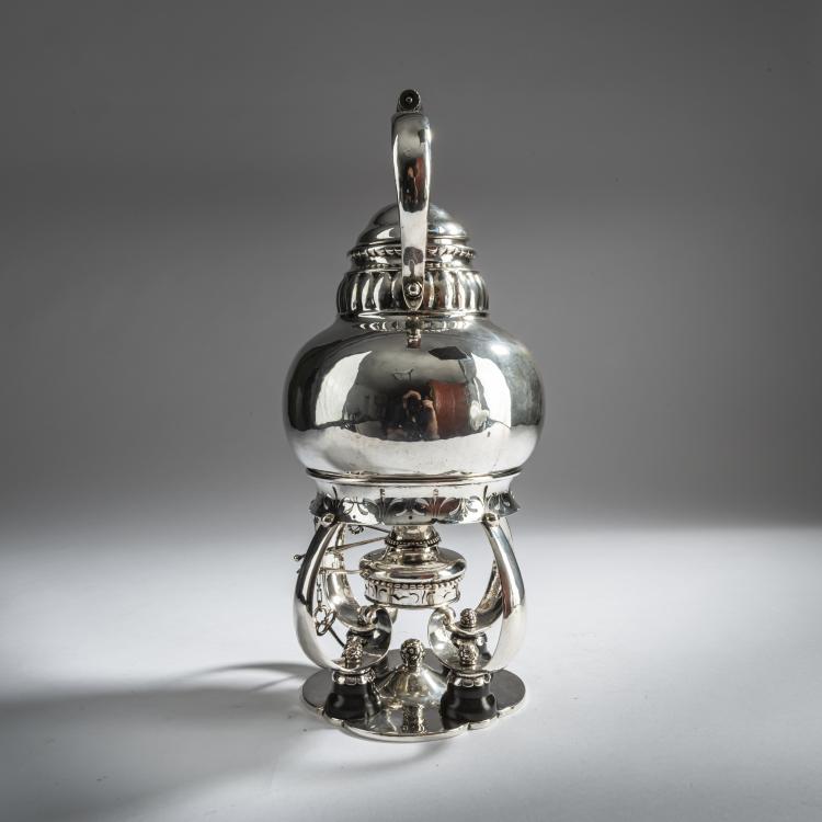 Bild 3 zu Objekt, Hei&szlig;wasserkanne auf St&ouml;vchen, um 1915, Georg Jensen, Jensen, Georg, Kopenhagen, 159C 470