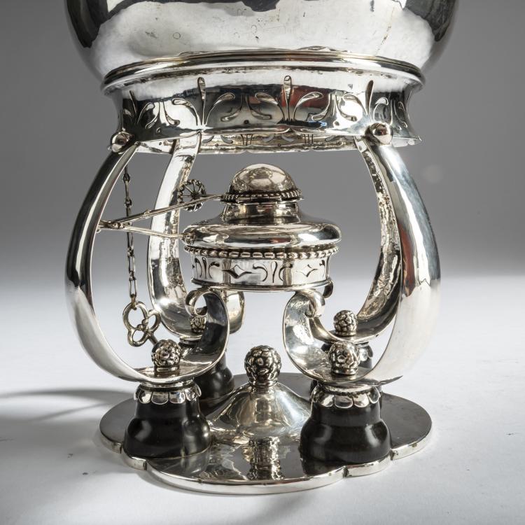 Bild 4 zu Objekt, Hei&szlig;wasserkanne auf St&ouml;vchen, um 1915, Georg Jensen, Jensen, Georg, Kopenhagen, 159C 470