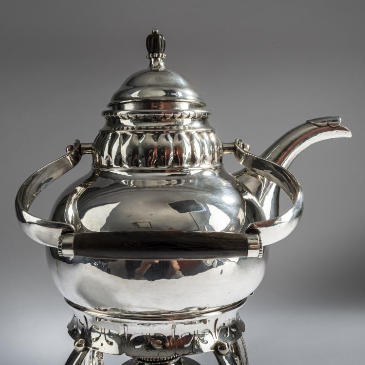 Bild 5 zu Objekt, Hei&szlig;wasserkanne auf St&ouml;vchen, um 1915, Georg Jensen, Jensen, Georg, Kopenhagen, 159C 470