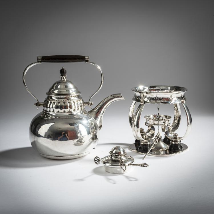 Bild 8 zu Objekt, Hei&szlig;wasserkanne auf St&ouml;vchen, um 1915, Georg Jensen, Jensen, Georg, Kopenhagen, 159C 470