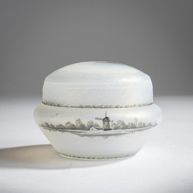 Bild 1 zu Objekt, Deckeldose 'Delft', um 1898, Daum Fr&egrave;res, Nancy, 159B 95