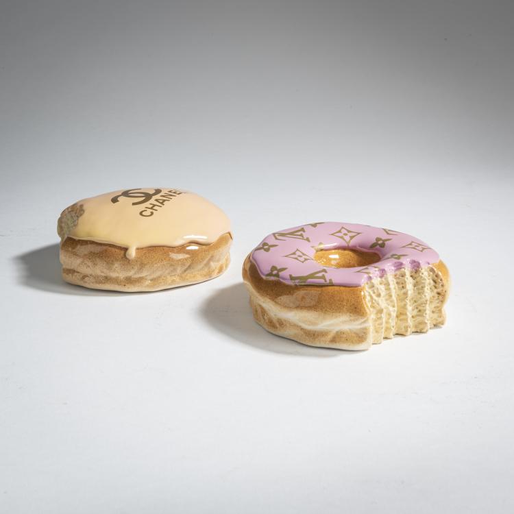 Hauptbild zu Objekt, Zwei Donuts 'Chanel' und 'Louis Vuitton', 2021, Ruben Verheggen,Eva Post, 160C 636