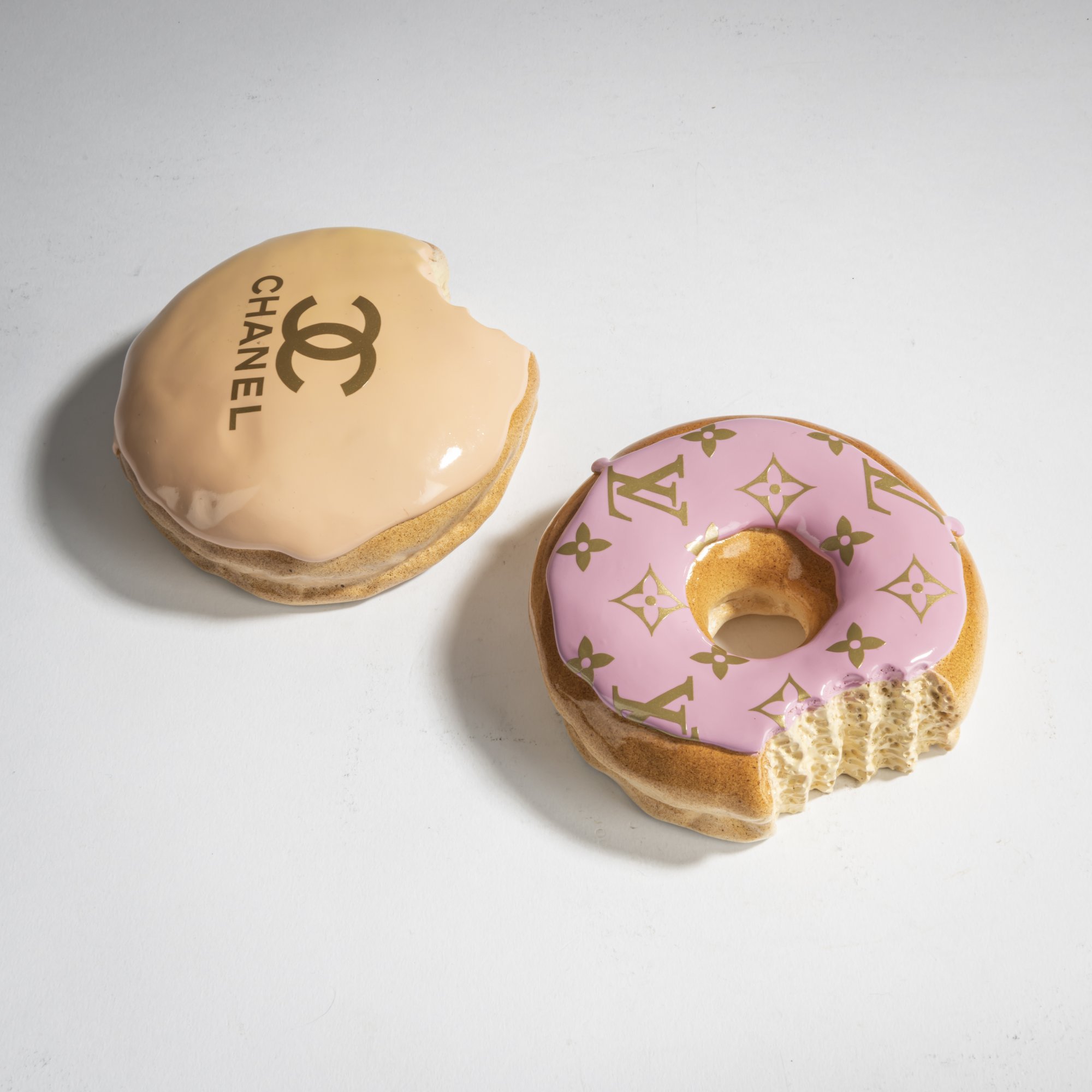 Zwei Donuts Chanel und Louis Vuitton 2021 Ruben Verheggen Eva Post Los 636 Moderne Kunst