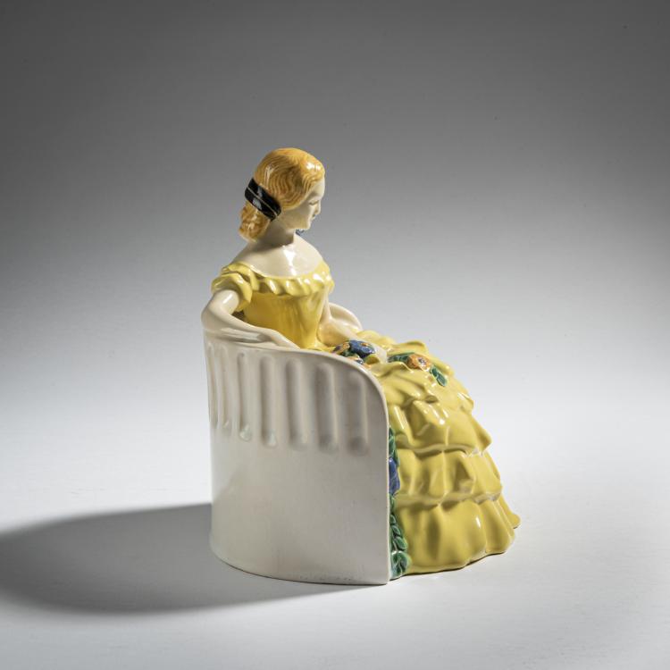 Bild 1 zu Objekt, Sitting girl with a garland of flowers, c. 1912, Emilie Schleiss-Simandl, Gmundner Keramik, 161E 1205