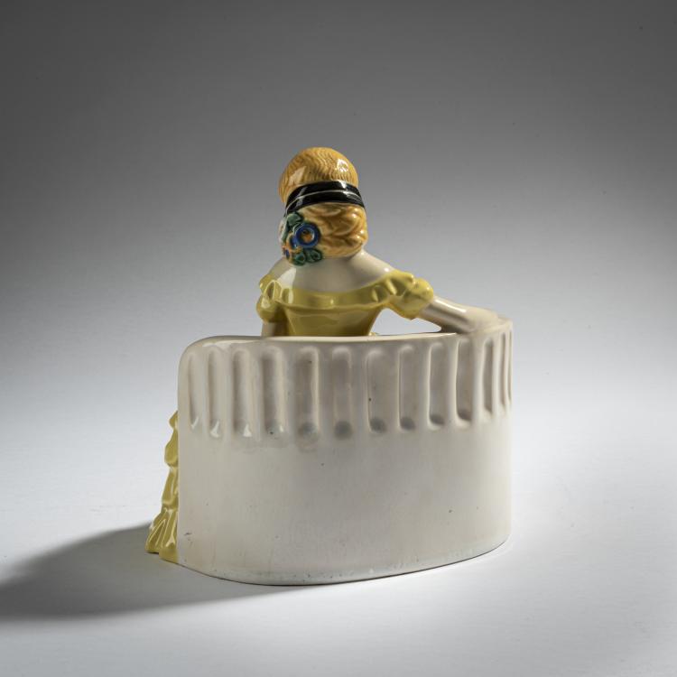 Bild 2 zu Objekt, Sitting girl with a garland of flowers, c. 1912, Emilie Schleiss-Simandl, Gmundner Keramik, 161E 1205