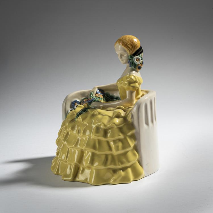 Bild 3 zu Objekt, Sitting girl with a garland of flowers, c. 1912, Emilie Schleiss-Simandl, Gmundner Keramik, 161E 1205