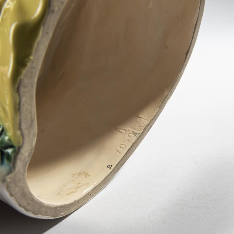 Bild 4 zu Objekt, Sitting girl with a garland of flowers, c. 1912, Emilie Schleiss-Simandl, Gmundner Keramik, 161E 1205