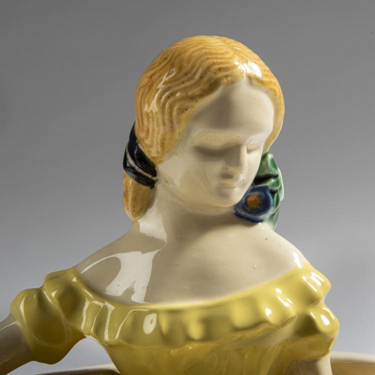 Bild 5 zu Objekt, Sitting girl with a garland of flowers, c. 1912, Emilie Schleiss-Simandl, Gmundner Keramik, 161E 1205