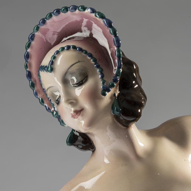 Bild 3 zu Objekt, 'T&auml;nzerin mit Kopfputz und gro&szlig;em Schal', um 1925, Josef Lorenzl, Goldscheider, Wien, 161E 1221