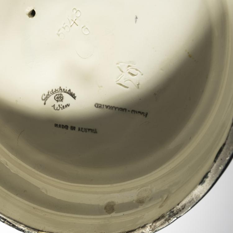 Bild 4 zu Objekt, 'T&auml;nzerin mit Kopfputz und gro&szlig;em Schal', um 1925, Josef Lorenzl, Goldscheider, Wien, 161E 1221