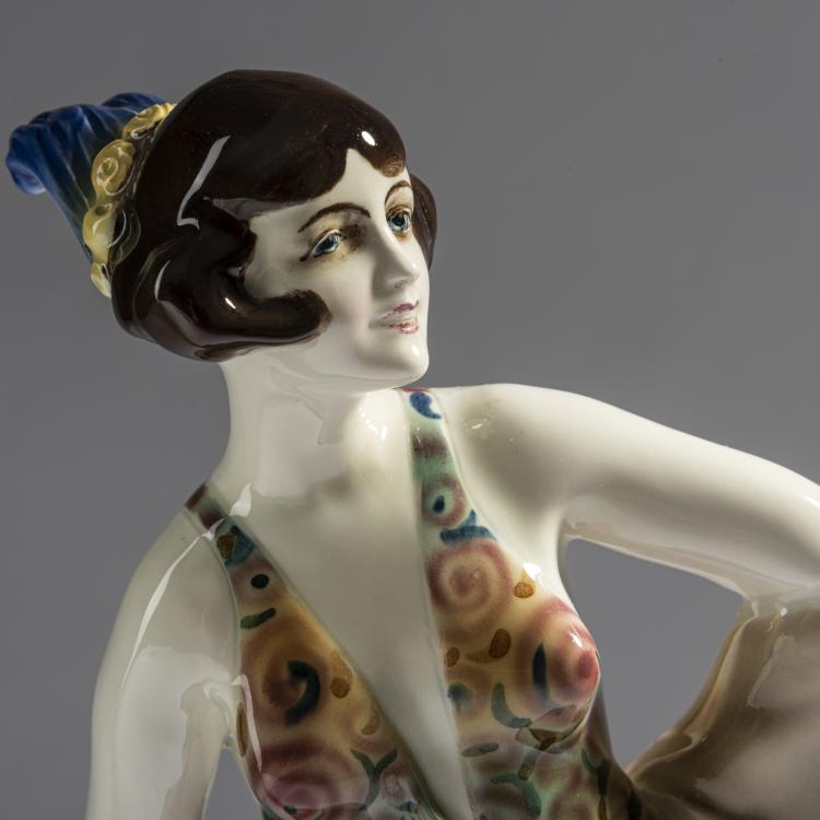 Bild 1 zu Objekt, 'Stehende T&auml;nzerin mit Kopfputz', um 1924, Wilhelm Thomasch, Goldscheider, Wien, 161E 1219