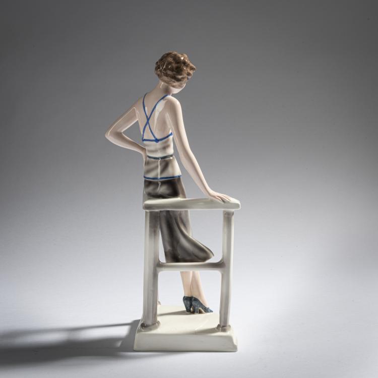 Bild 3 zu Objekt, 'Stehende junge Dame, an eine Reling gelehnt', um 1933, Stephan Dakon, Goldscheider, Wien, 161E 1233