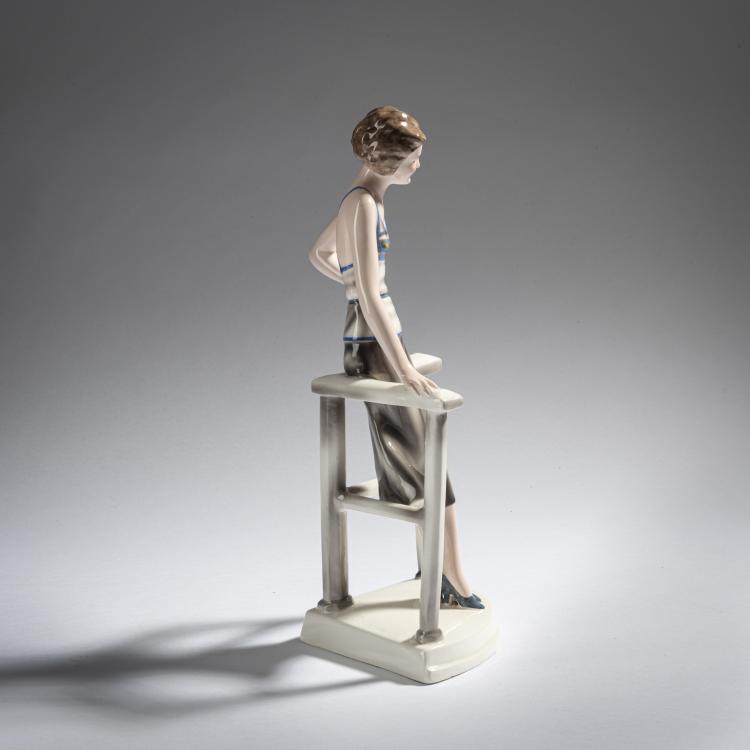 Bild 4 zu Objekt, 'Stehende junge Dame, an eine Reling gelehnt', um 1933, Stephan Dakon, Goldscheider, Wien, 161E 1233