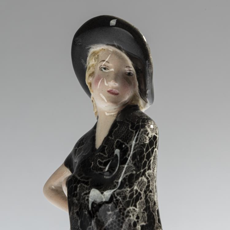 Bild 4 zu Objekt, 'Stehende Dame mit Hut, langem Kleid und Spitzenumhang', um 1935, Stephan Dakon, Goldscheider, Wien, 161E 1234