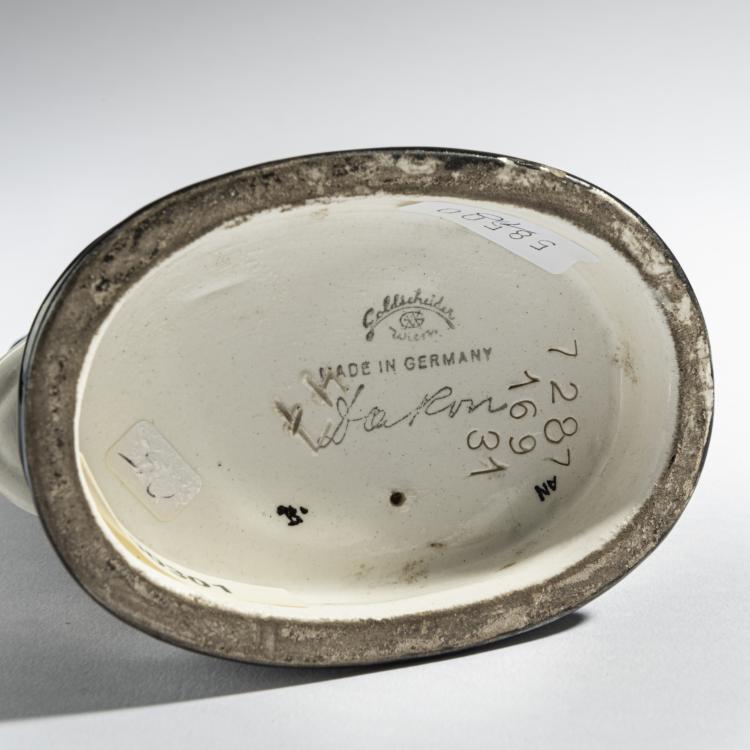 Bild 5 zu Objekt, 'Stehende Dame mit Hut, langem Kleid und Spitzenumhang', um 1935, Stephan Dakon, Goldscheider, Wien, 161E 1234