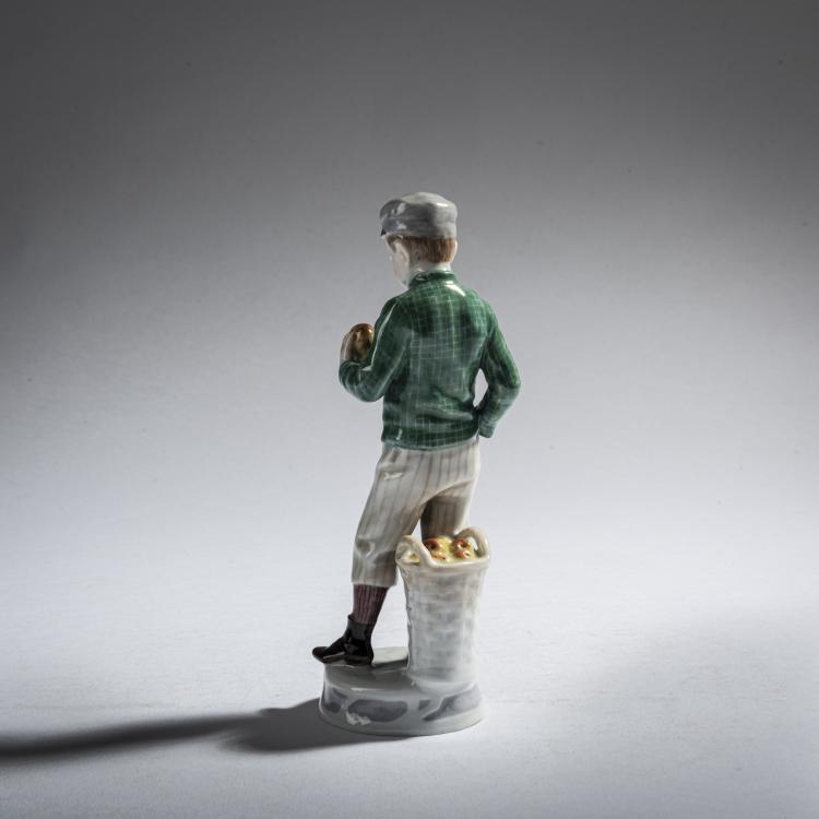 Bild 2 zu Objekt, 'Boy with Apple and Basket', 1905-10, Alfred Otto Adalbert K&ouml;nig, Meissen, 161E 1156