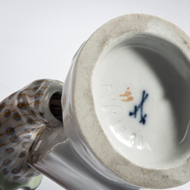 Bild 4 zu Objekt, 'Boy throwing snowballs', 1905-10, Alfred Otto Adalbert K&ouml;nig, Meissen, 161E 1157