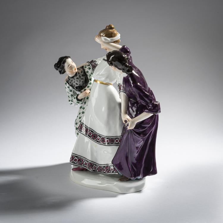 Bild 3 zu Objekt, 'Three Girls Playing Blind Man's bluff', 1905, Karl Theodor Eichler, Meissen, 161E 1178