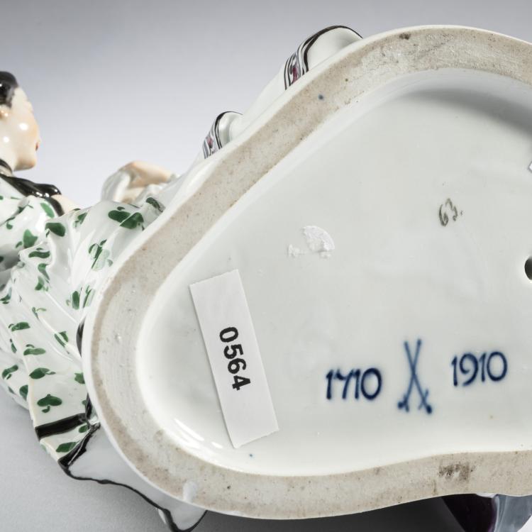 Bild 5 zu Objekt, 'Three Girls Playing Blind Man's bluff', 1905, Karl Theodor Eichler, Meissen, 161E 1178