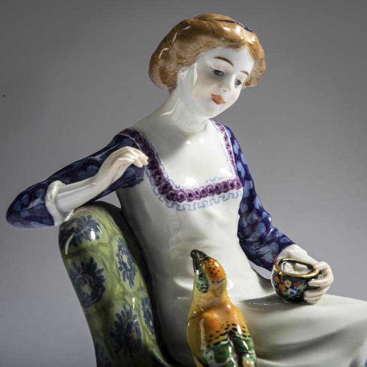 Bild 3 zu Objekt, 'Dame, einen Papagei f&uuml;tternd', 1910, Emmerich Oehler, Meissen, 161E 1165