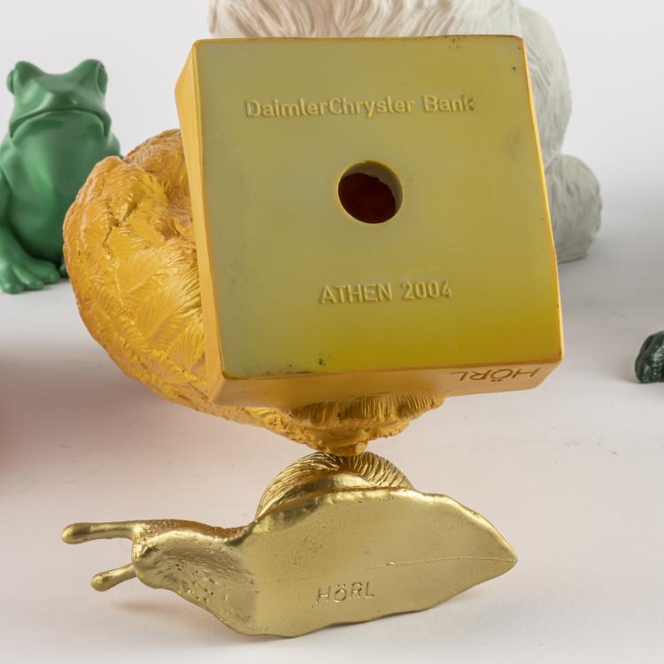 Bild 2 zu Objekt, Gr&uuml;ner 'D&uuml;rer Hase', Roter B&auml;r, Gelbe Eule, 'Wagner's Hund Russ' in Wei&szlig;, Gr&uuml;ner 'Froschk&ouml;nig', Goldfarbene 'Avantgarde-Schnecke', 1999 - 2016, Ottmar H&ouml;rl, 163D 717