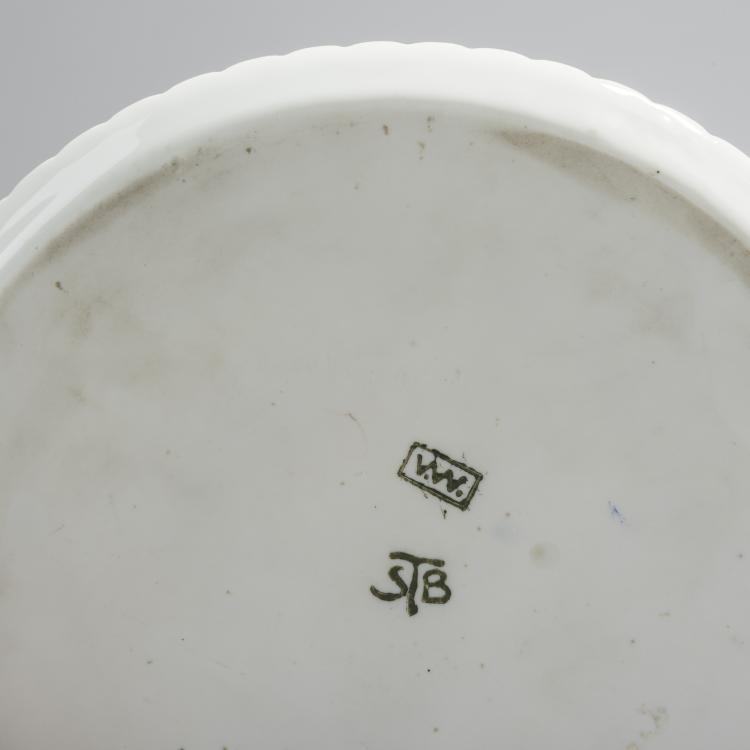 Bild 2 zu Objekt, 'Fish' decorative plate, c. 1900, Theodor Schmuz-Baudiss, Swaine & Co., H&uuml;ttensteinach; Vereinigte Werkst&auml;tten, M&uuml;nchen, 162C 461