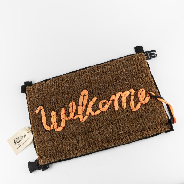 Bild 1 zu Objekt, 'Love Welcomes: Welcome Mat', 2020,  Banksy, in Zusammenarbeit mit Love Welcomes, 163D 749