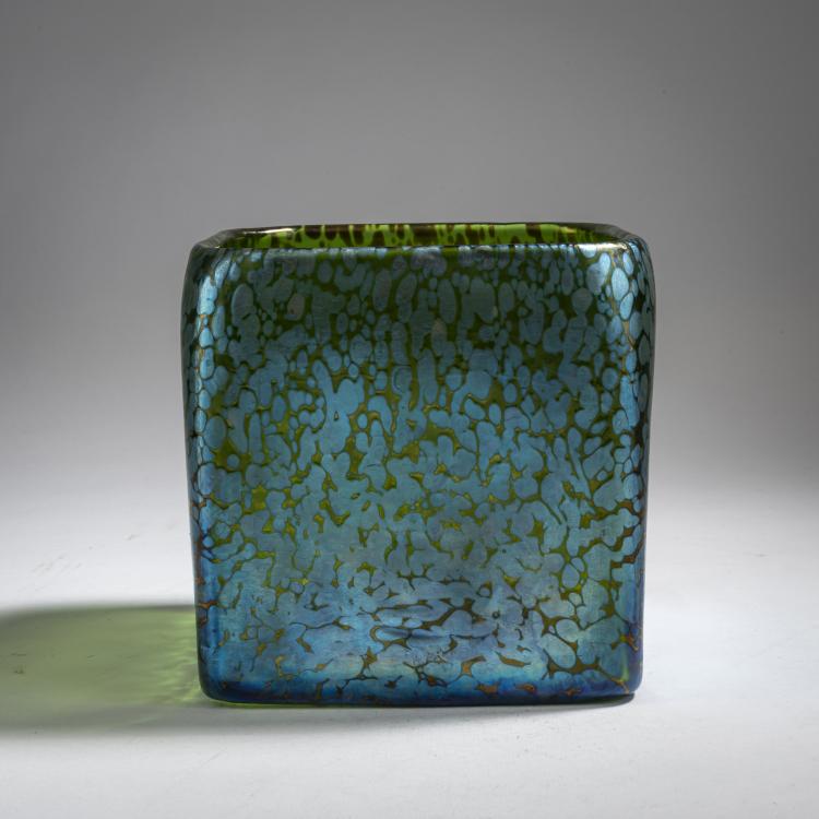 Hauptbild zu Objekt, W&uuml;rfelvase 'Papillon', um 1898/99, Otto Beran, L&ouml;tz Wwe., Klosterm&uuml;hle, 162B 237