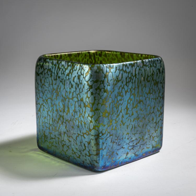 Bild 1 zu Objekt, W&uuml;rfelvase 'Papillon', um 1898/99, Otto Beran, L&ouml;tz Wwe., Klosterm&uuml;hle, 162B 237