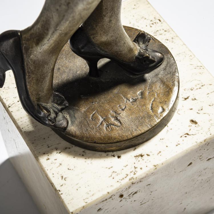 Bild 4 zu Objekt, 'Junge Frau in Hemd und Strumpfhaltern', um 1925, Bruno Zach, 162C 314