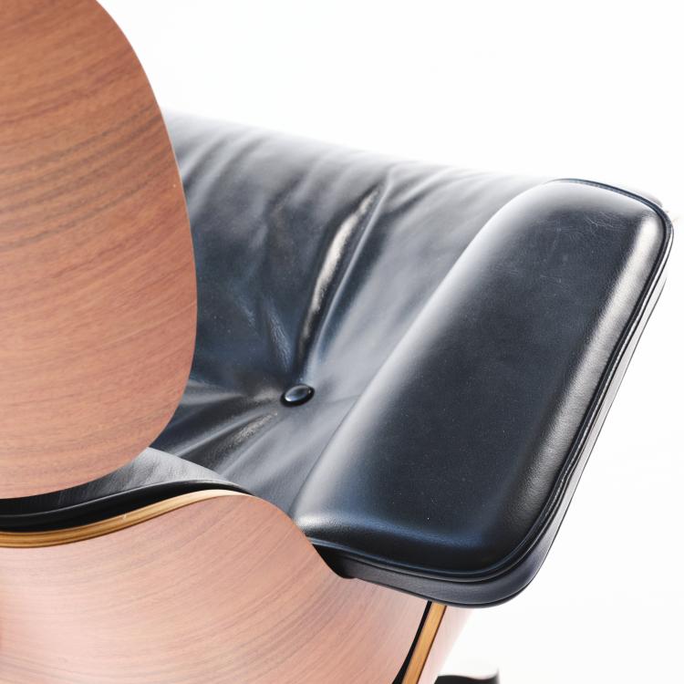 Bild 3 zu Objekt, 'Lounge chair XL' mit Ottoman, 1956, Charles Eames,Ray Eames, Vitra Design, Weil am Rhein, 163C 523