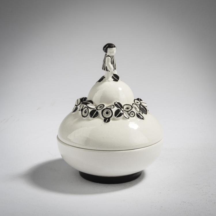 Bild 1 zu Objekt, Small box and cover with putto, c. 1912, Bertold L&ouml;ffler, Wiener Keramik, 162C 521