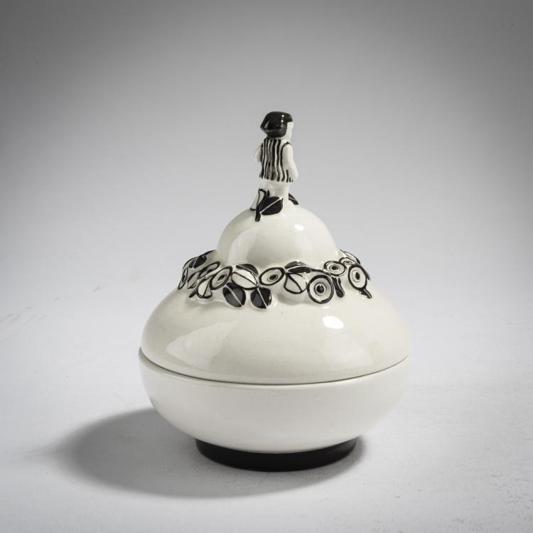 Bild 2 zu Objekt, Small box and cover with putto, c. 1912, Bertold L&ouml;ffler, Wiener Keramik, 162C 521