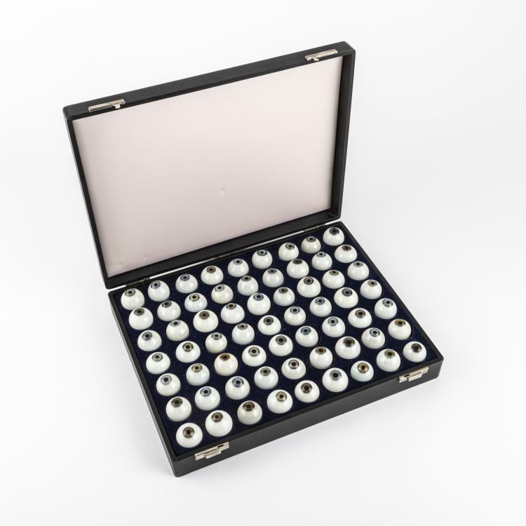 Hauptbild zu Objekt, 63 glass eyes, 2nd half of the 20th century, Deutschland (zugeschrieben), 163B 157