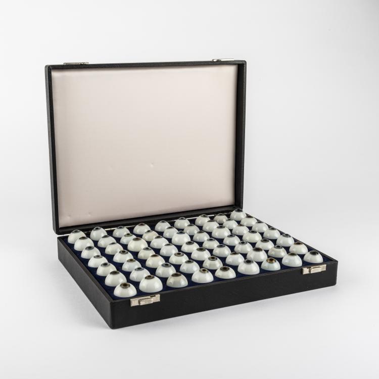 Bild 1 zu Objekt, 63 glass eyes, 2nd half of the 20th century, Deutschland (zugeschrieben), 163B 157